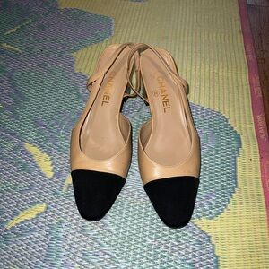 Chanel Women's Beige and Black Slingback Shoes| EU39 gently used